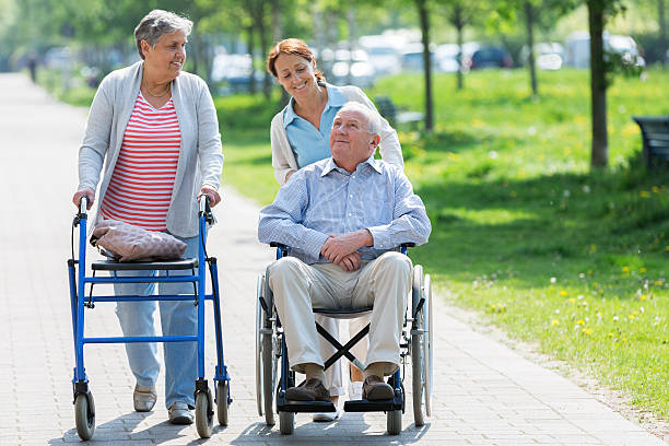 alat bantu mobilitas - rollator dan kursi roda