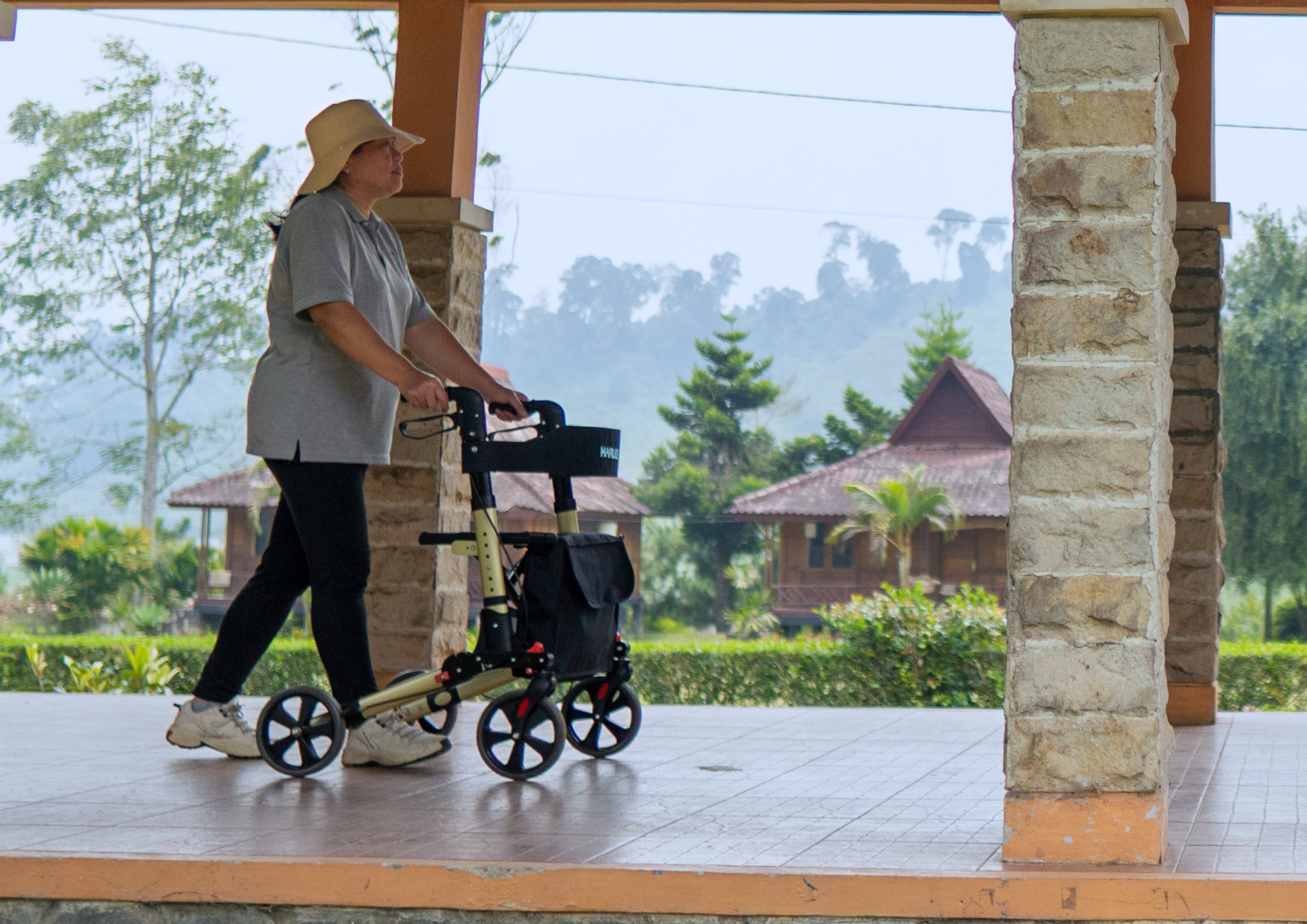Read more about the article Meningkatkan Kesehatan Lansia dengan Alat Bantu Mobilitas
