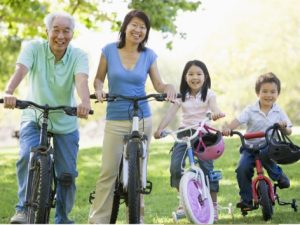 Read more about the article Tips Keselamatan untuk Berolahraga di Luar Ruangan bagi Lansia
