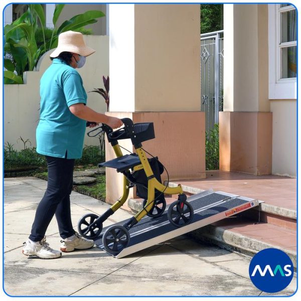 MAS Wheelchair Ramp / Jalur Landai Kursi Roda - Single-fold with Anti-Skid 122cm - Gambar 4