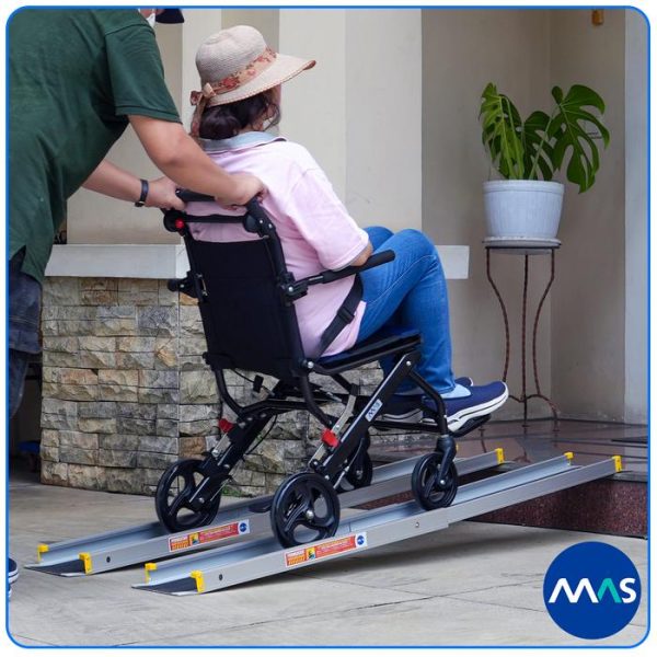 MAS Wheelchair Ramp / Jalur Landai Kursi Roda - Telescopic with Anti-Skid 152cm - Gambar 3